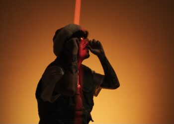 Kenzoca retorna mais maduro e sensível em novo EP: “Menino, Seu Coração Vale Ouro”