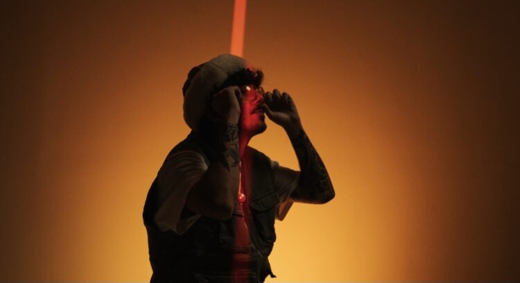 Kenzoca retorna mais maduro e sensível em novo EP: “Menino, Seu Coração Vale Ouro”