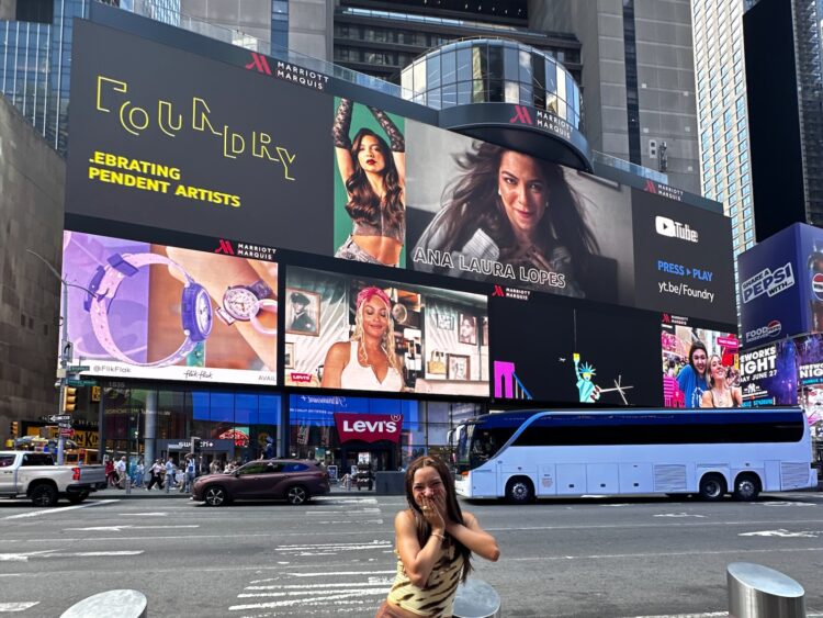 Em parceria com YouTube, Ana Laura Lopes ganha destaque em outdoors na Times Square e Sunset Blvd