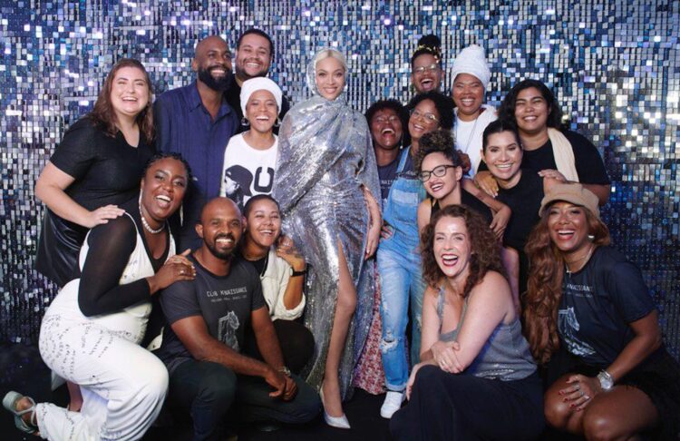 Conheça a produtora responsável por trazer nomes como Tems, Victoria Monét, Erykah Badu e Jorja Smith