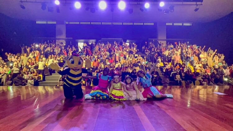 Sandy Mel é convidada especial em shows da MC Divertida