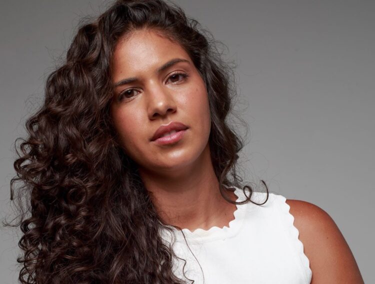 Tainá Senna constrói sua trajetória entre atuação e produção e reforça a importância da autonomia no cenário artístico