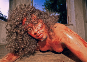 Cayo Real ressignifica a dor no resiliente e forte single “Com a Lírica”