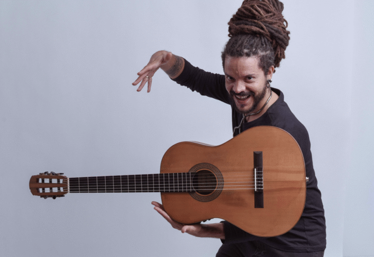 Com o show Saudades de Lá, Gui Silveiras celebra a conexão musical entre os povos da diáspora africana e o Brasil profundo