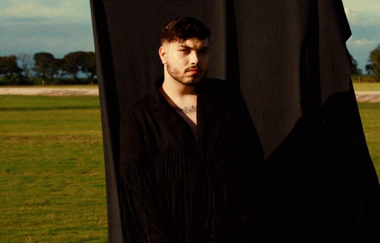 Vini estreia “Indomável”, um álbum sobre superação e reencontro