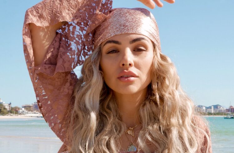 Kia Sajo fala sobre paixão e entrega com muita tropicalidade em seu novo single  “Sal na Pele”