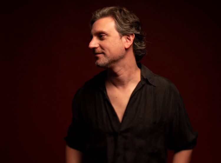 “Espera”: No Blue Note, Téo Ruiz lança primeiro disco em um espetáculo que une autorais, releituras e emoção em estado bruto