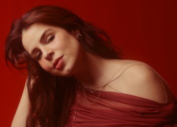 Mariana Volker estreia a faixa “É Segredo” e inaugura nova fase da carreira