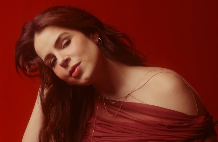 Mariana Volker estreia a faixa “É Segredo” e inaugura nova fase da carreira