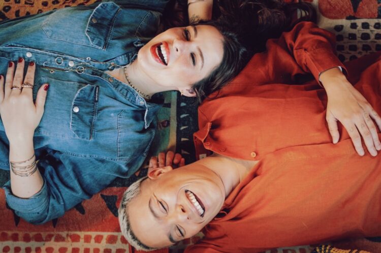 Mariana Volker e Maria Gadú lançam “Não Quero Te Querer”