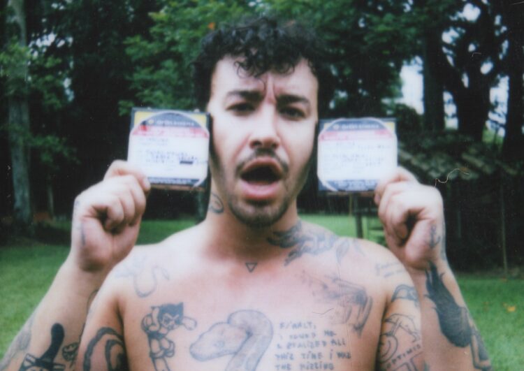 CHAMELEO volta às raízes da vulnerabilidade pop e lança “Impostor”, um ‘reggaeton triste’ inspirado nos anos 1950