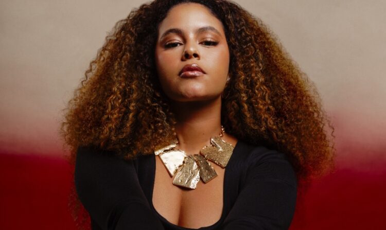 Rachel Reis reforça o poder da Sereiona com “No Seu Radinho”, EP que traz Carlinhos Brown, Jau, Afrocidade e ÀTTOOXXÁ