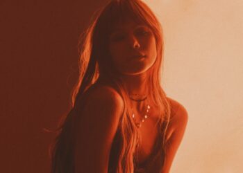 Clarissa lança o álbum “TANTAS FORMAS DE DIZER ADEUS” e celebra o pop/rock do futuro em show de lançamento em SP