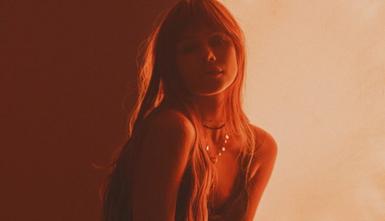 Clarissa lança o álbum “TANTAS FORMAS DE DIZER ADEUS” e celebra o pop/rock do futuro em show de lançamento em SP