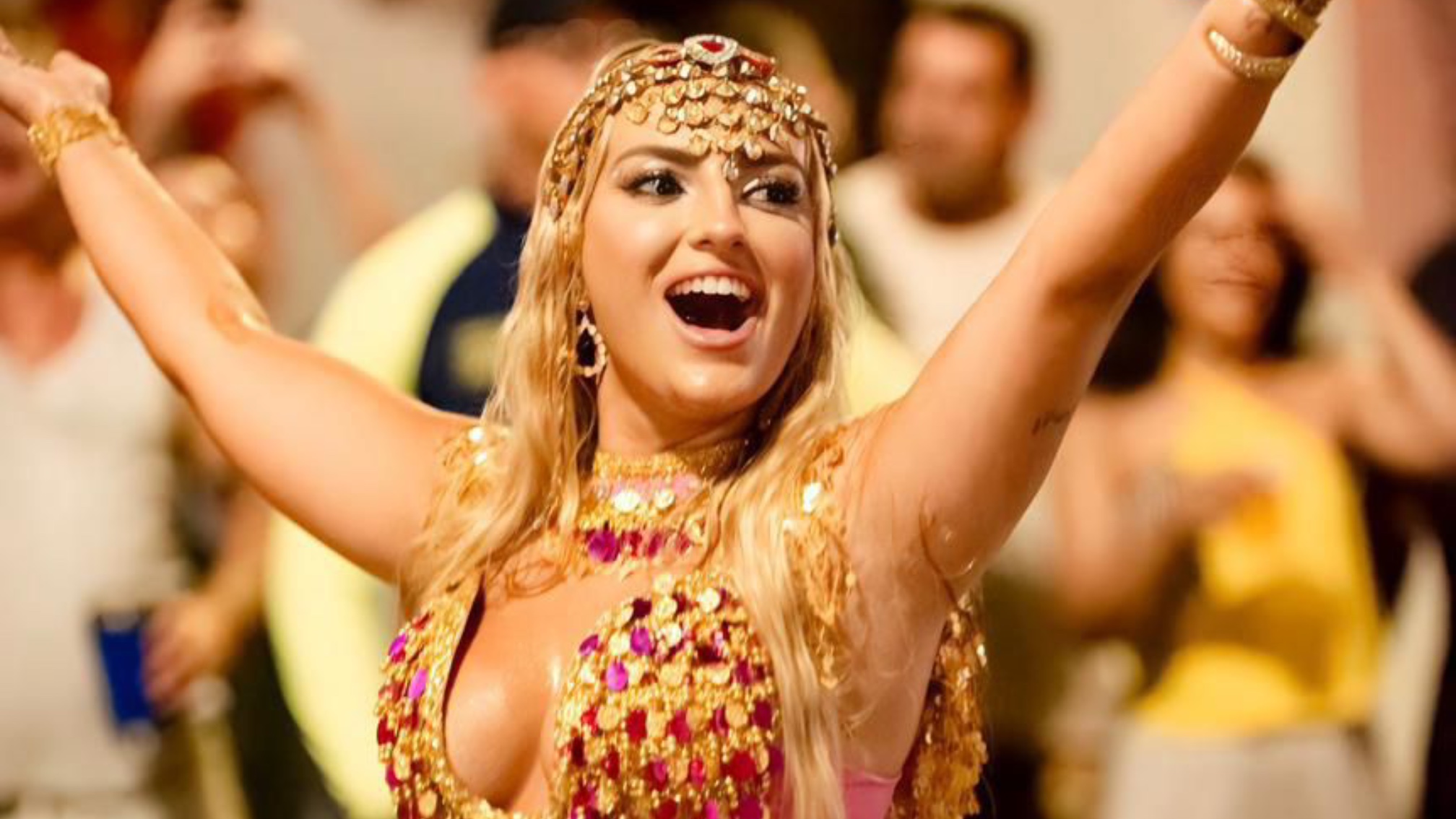 Sarah Estanislau Brilha Como Madrinha Em Desfile Histórico Do Carnaval Na Praça XV, Em Florianópolis