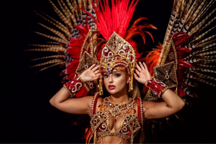 Sarah Estanislau Emociona Como Madrinha Do GRES Consulado No Jubileu De Ouro E Brilha Sob Chuva Na Avenida