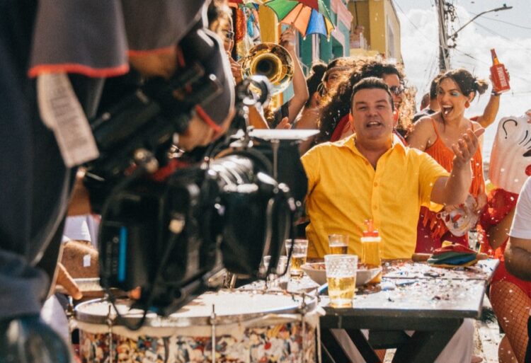 André Rio faz do frevo verbo, corpo e memória no clipe “E Tome Frevo!”