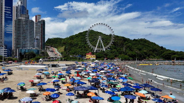 AgroPlay antecipa o clima do Carnaval com torneio esportivo e sunset na praia de Balneário Camboriú