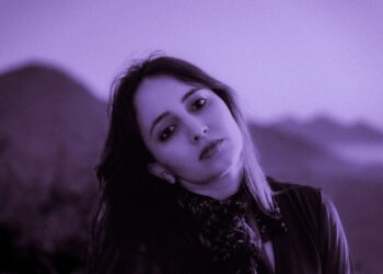 Beatrice canta o desejo absoluto no single oitentista Instinto Incontrolável