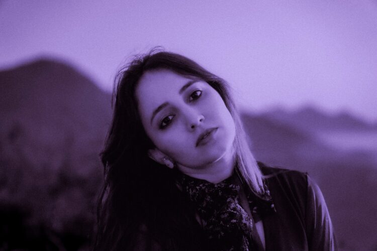 Beatrice canta o desejo absoluto no single oitentista Instinto Incontrolável