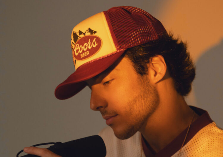 Após destaque no “The Voice Brasil”, Enzo Ferro lança “Dói Saber” e inicia nova fase